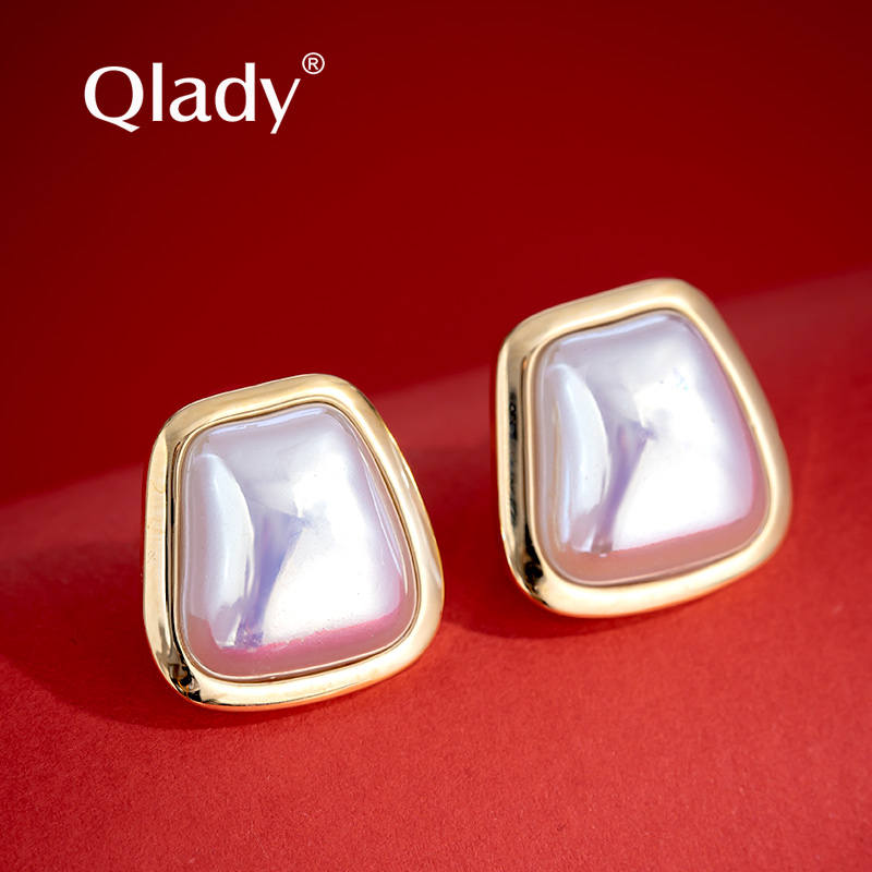 ต่างหู ตุ้มหูแฟชั่น By Qlady