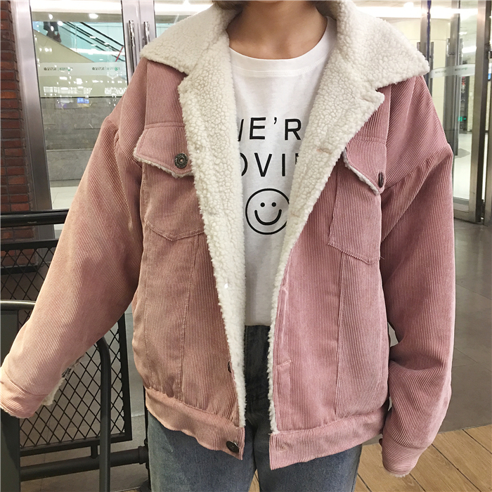 แจ็คเก็ตผ้าลูกฟูกสีชมพูหม่น ด้านในบุขนแกะช่วงตัว เนื้อบางเบา ใส่ชิลๆวันสบายๆ