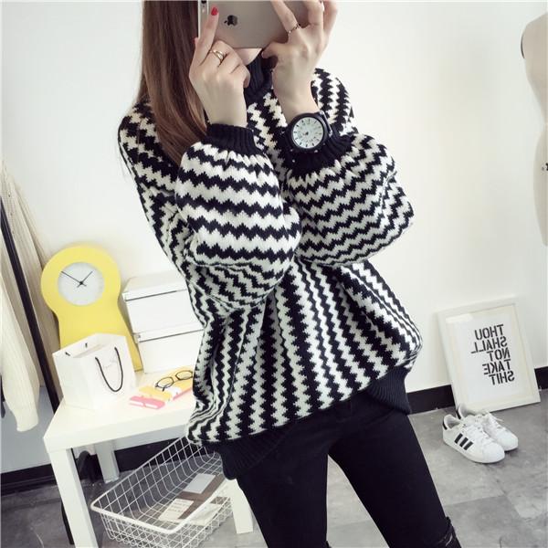 เสื้อไหมพรมคอปีน เนื้อดี ลายขาวดำเก๋ๆ ทรงสวย ไม่เหมือนใคร พร้อมส่งจ้า