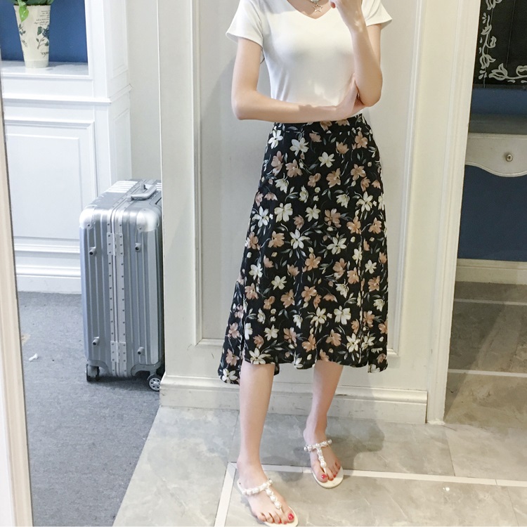 Skirt381 กระโปรงยาวลายดอกไม้ เอวสม็อคยางยืดด้านหลัง ดีเทลชายด้านหลังยาวกว่าด้านหน้า มีซับในเนื้อนิ่มอย่างดี ผ้าชีฟองเนื้อทรายเนื้อหนาสวยมีน้ำหนักทิ้งตัว งานสวยแมทช์กับเสื้อทรงไหนก็ดูดี