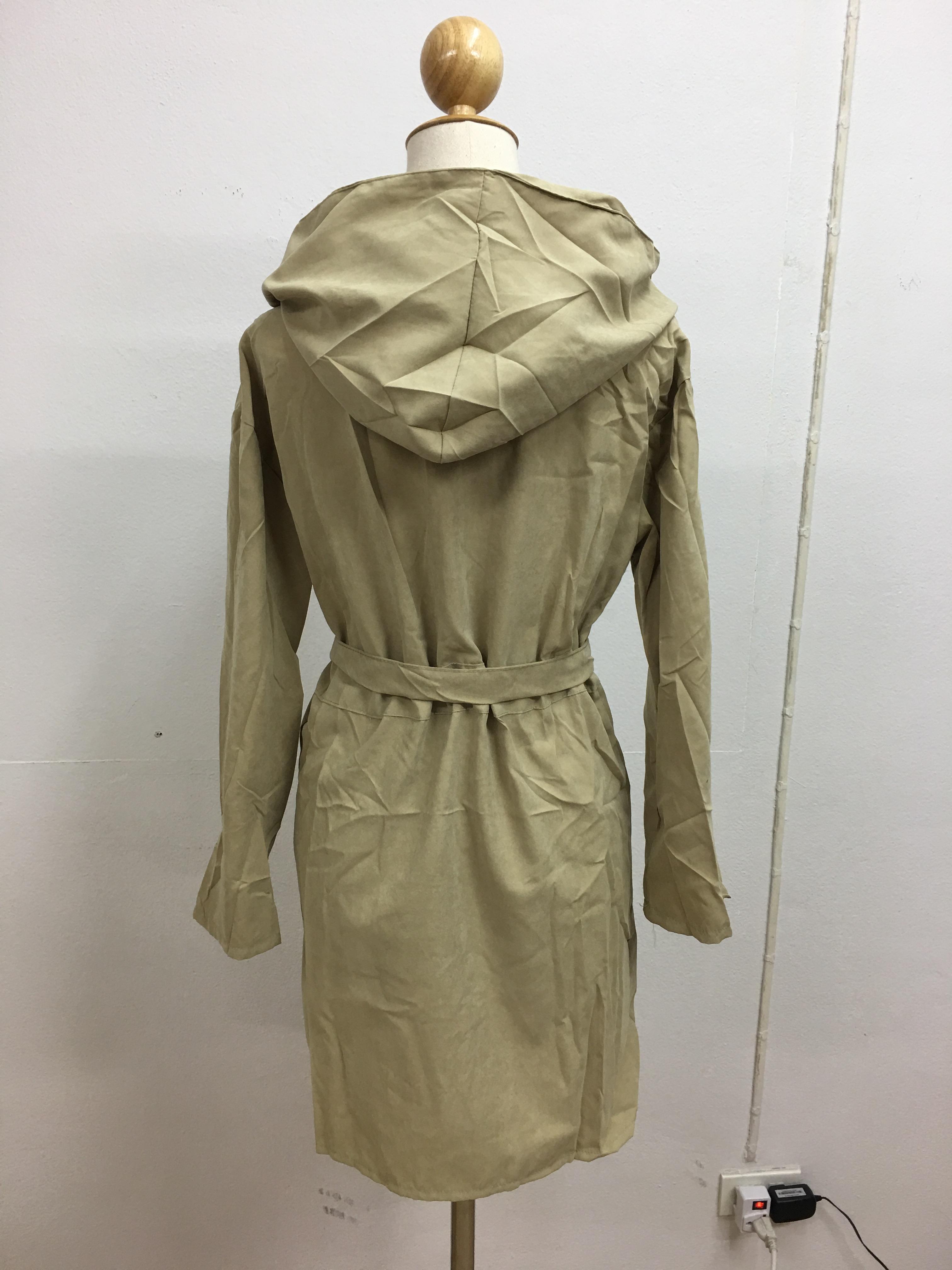 เสื้อคลุมตัวยาว มีฮูดพร้อมสายผูกเอว ทรงเก๋ ผ้าเนื้อด้าน บาง พร้อมส่ง ครีมโทนเขียว