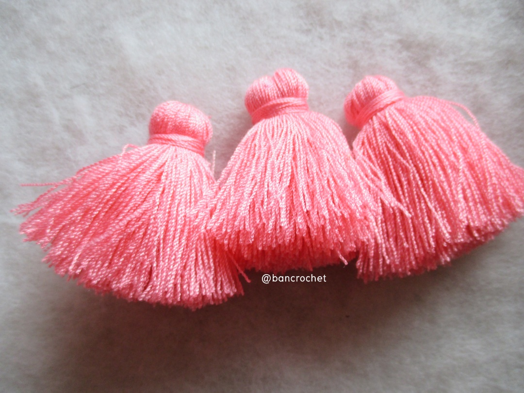 พู่แบบหนาฟู ขนาด 2 นิ้ว 4 ply tassel crochet acrylic yarn 4 ply ส้มโอโรส 2 นิ้ว