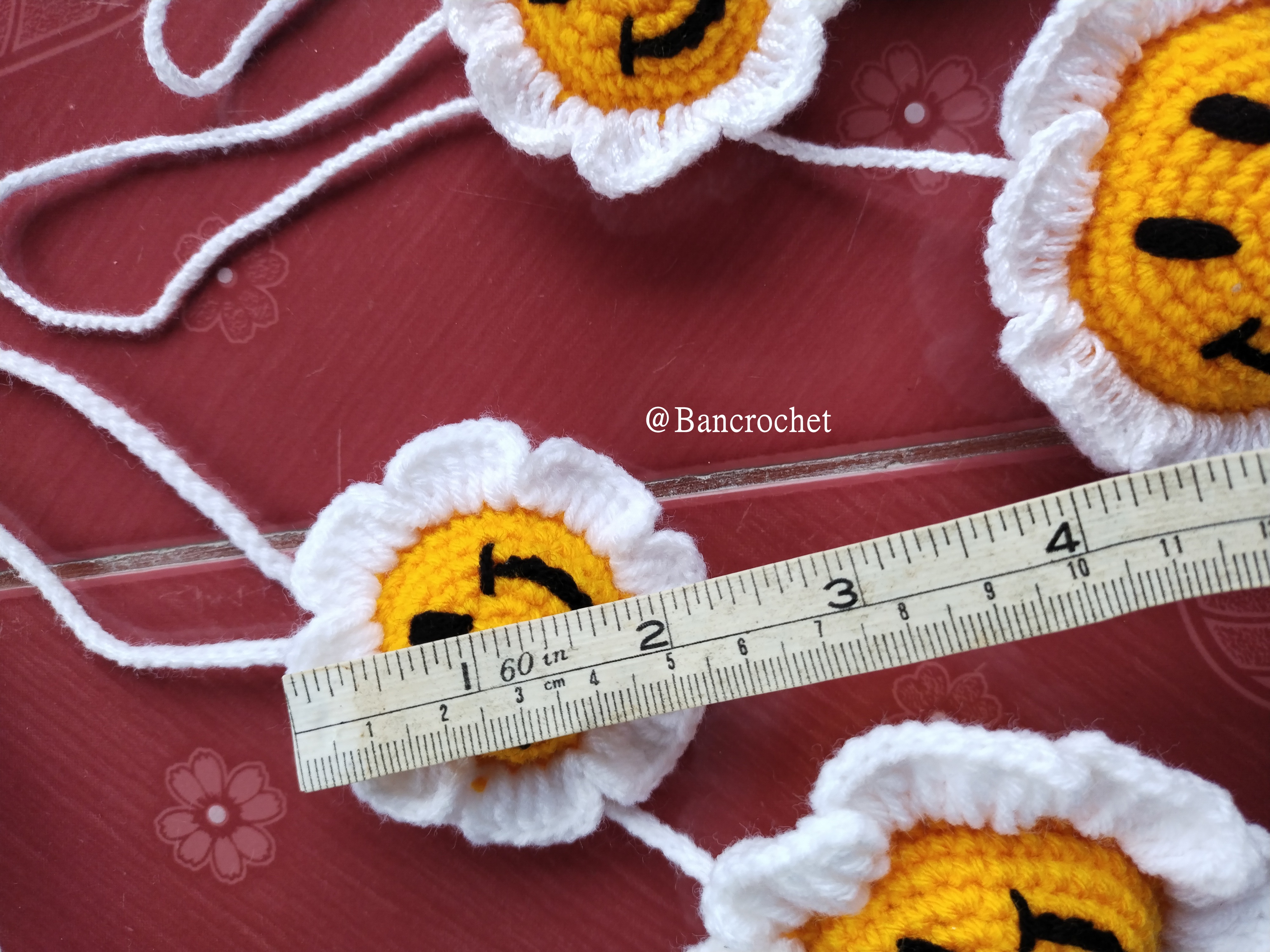 Bancrochet พวงยิ้มห้อยกระเป๋าถักโครเชต์ ถักด้วยไหมพรม crochet keychain ขาวเหลือง 2*3 ยาวรวม 9 inch