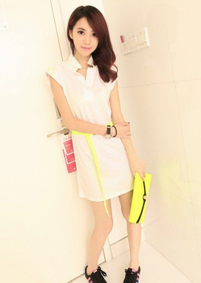 พร้อมส่ง - สีขาว เดรสสั้น แต่งหมุดสีเขียวที่ไหล่เท่ห์ๆ สีขาว