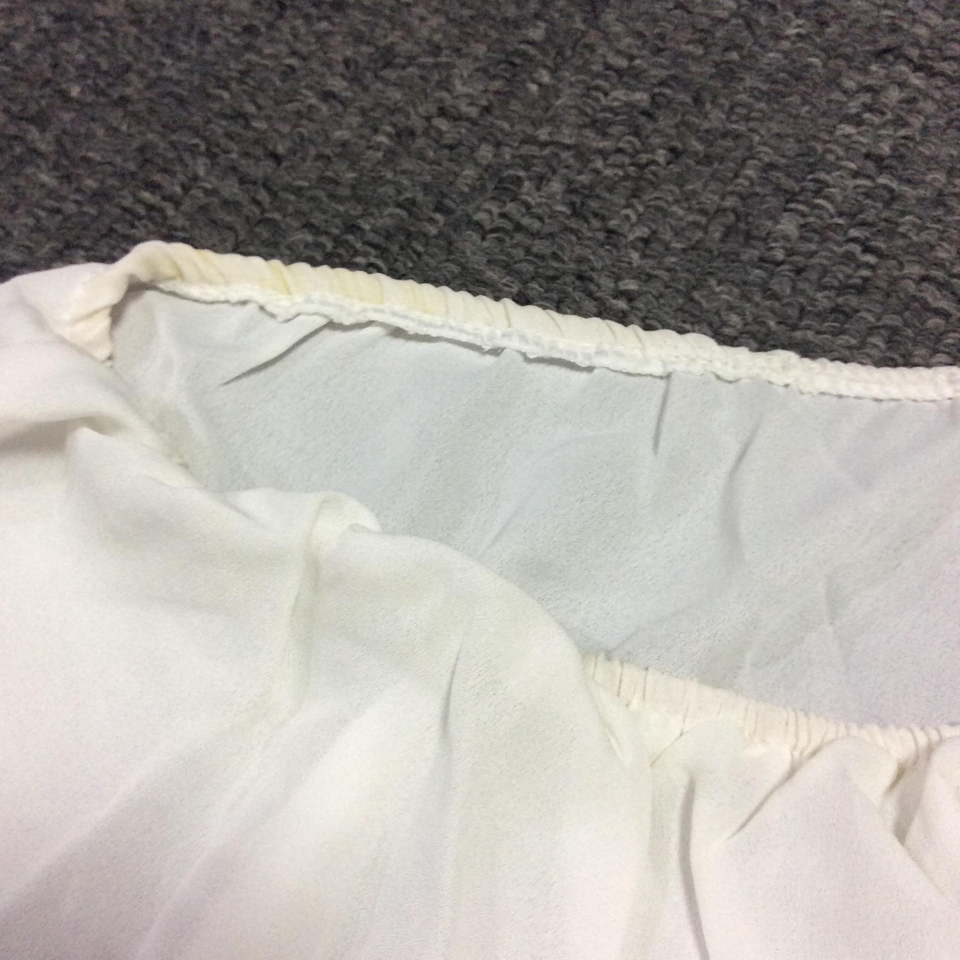 **มีตำหนิ** เสื้อตัวบน ผ้าชีฟองเนื้อทราย เปิดเว้าช่วงแขน + แต่งโบว์ มีซับใน สีขาว ขาว