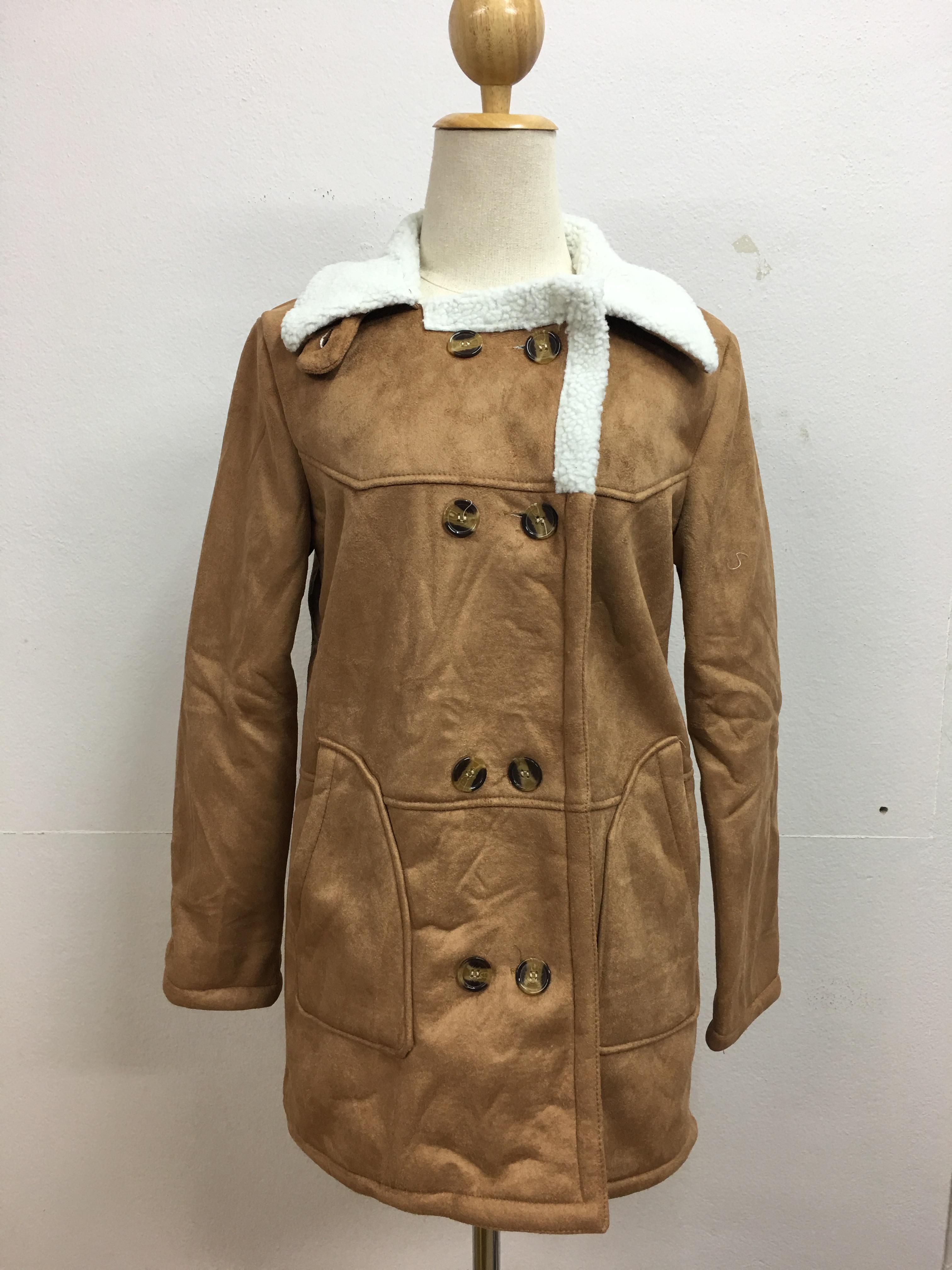 เสื้อโค้ทกันหนาว เนื้อผ้าคล้ายๆหนังกลับ แต่งขนแกะ ดูดี อุ่นนนน แบบเก๋สุดๆ พร้อมส่งเลยจ้า งานตามแบบ