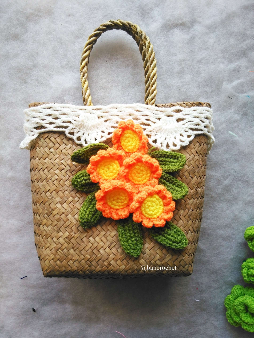 กระเป๋ากระจูดสาน ประดับดอกไม้ ขนาด 7*7*3.5*9.5 นิ้ว basket weave bags ธรรมชาติ 7*7*3.5*9.5 นิ้ว