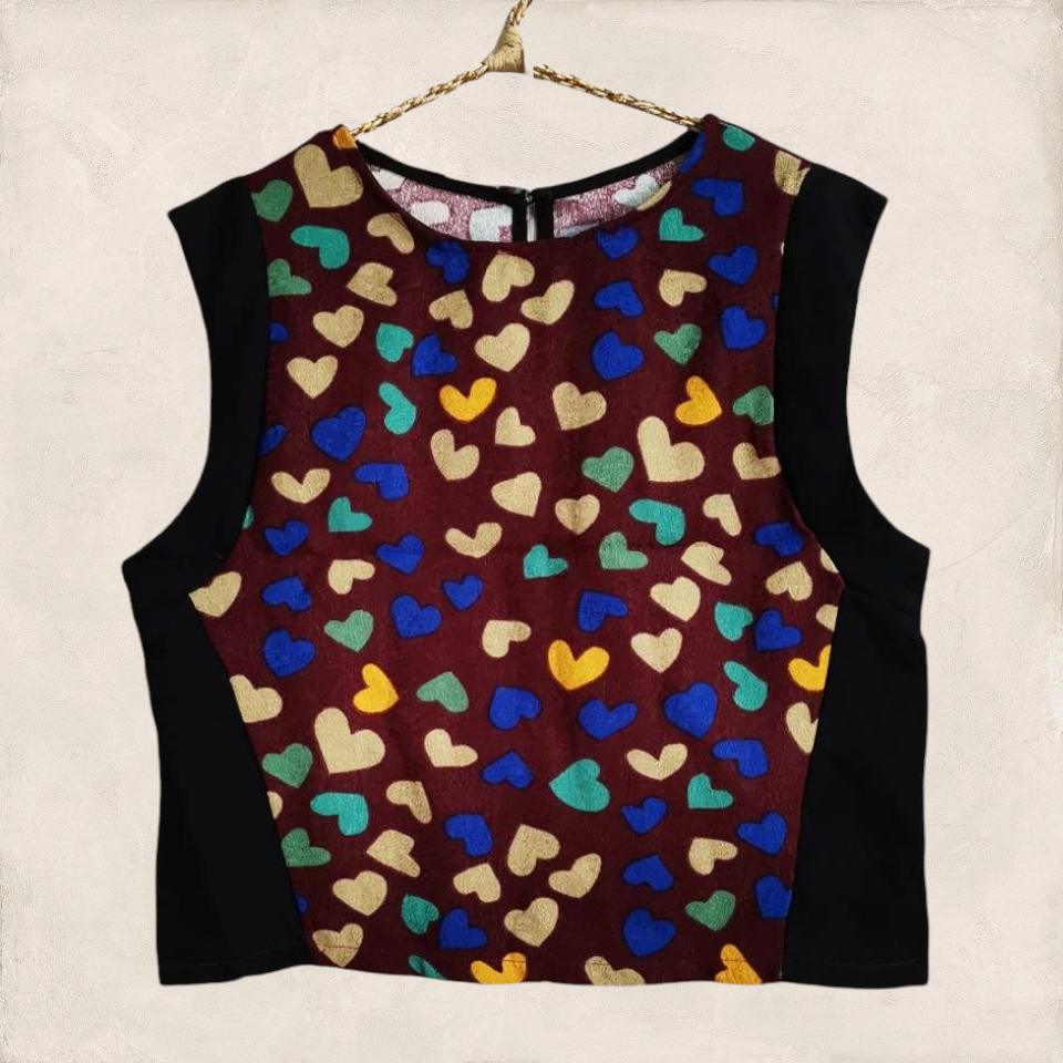 Blouse2586 เสื้อครอปแขนกุด ผ้าสูทเนื้อดีลายหัวใจคัลเลอร์ฟูลพื้นสีน้ำตาล งานน่ารัก แมทช์กับอะไรก็เข้า