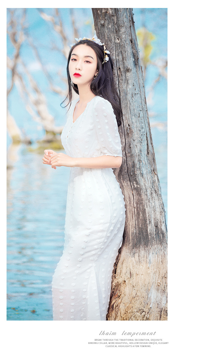 Dress4589 Maxi Dress ชุดเดรสยาวสีขาวลายจุดปอมๆ ทรงคอวีป้ายมีเชือกผูกโบว์ด้านหลัง เอวยางยืด มีซับในเนื้อนิ่มอย่างดีทั้งชุด ผ้าชีฟองเนื้อดีมีน้ำหนักทิ้งตัว