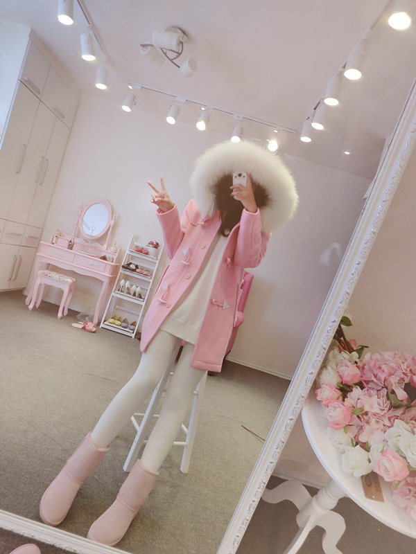 เสื้อโค้ท สีชมพูน่ารัก แต่งขนเฟลอรอบฮู้ด (ถอดฮูดไม่ได้นะคะ) น่ารักมาก ราคาไม่แรง เนื้อผ้าสักกะหลาดบุซับในกันลม เนื้อผ้าไม่หนา (ตัวขนของจริงจะฟูประมานครึ่งนึงของในรูปจ้า) ชมพู