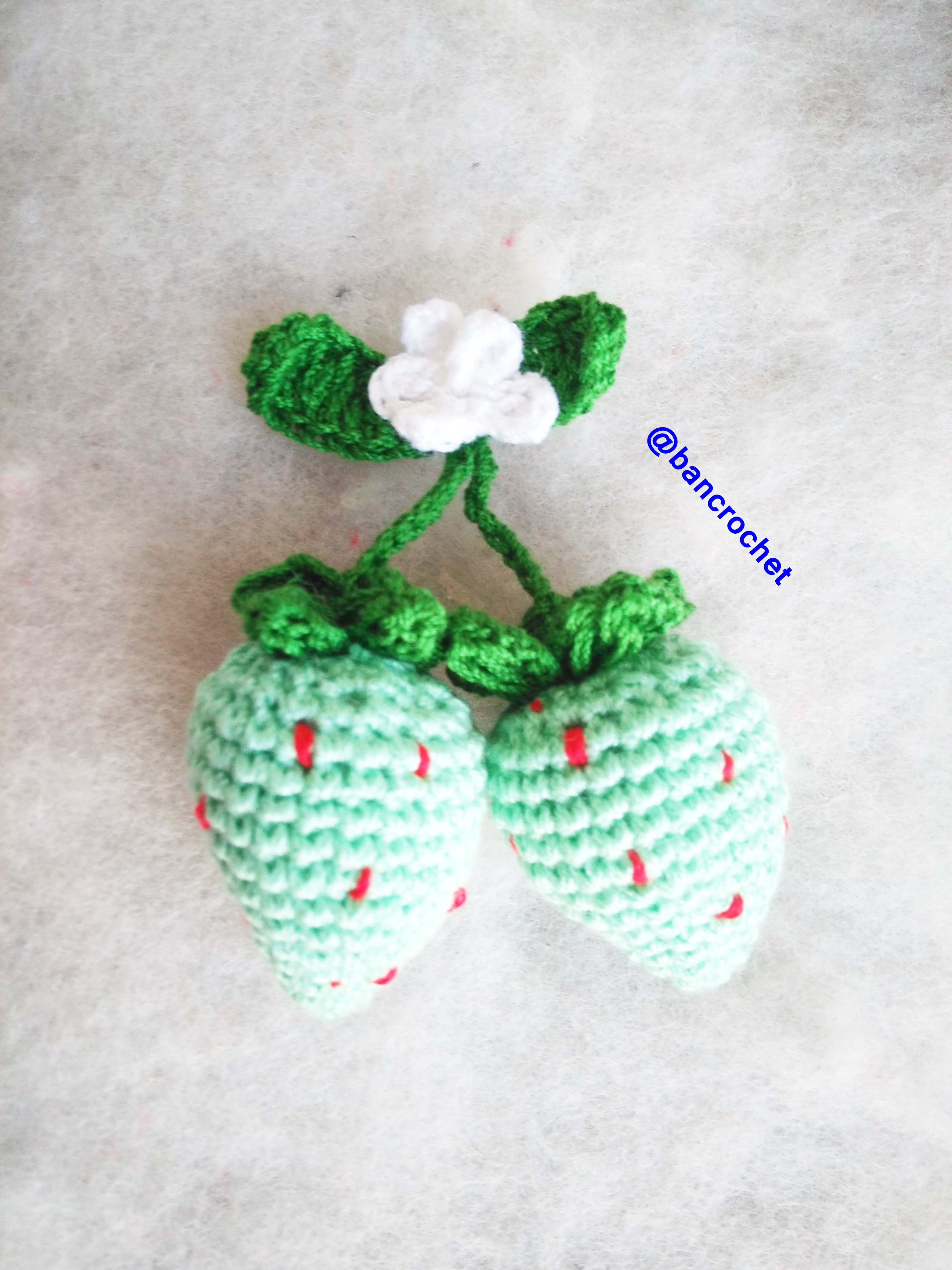 Bancrochet สตรอเบอรี่ถักโครเชต์ crochet strawberries เขียว 2.5 นิ้ว