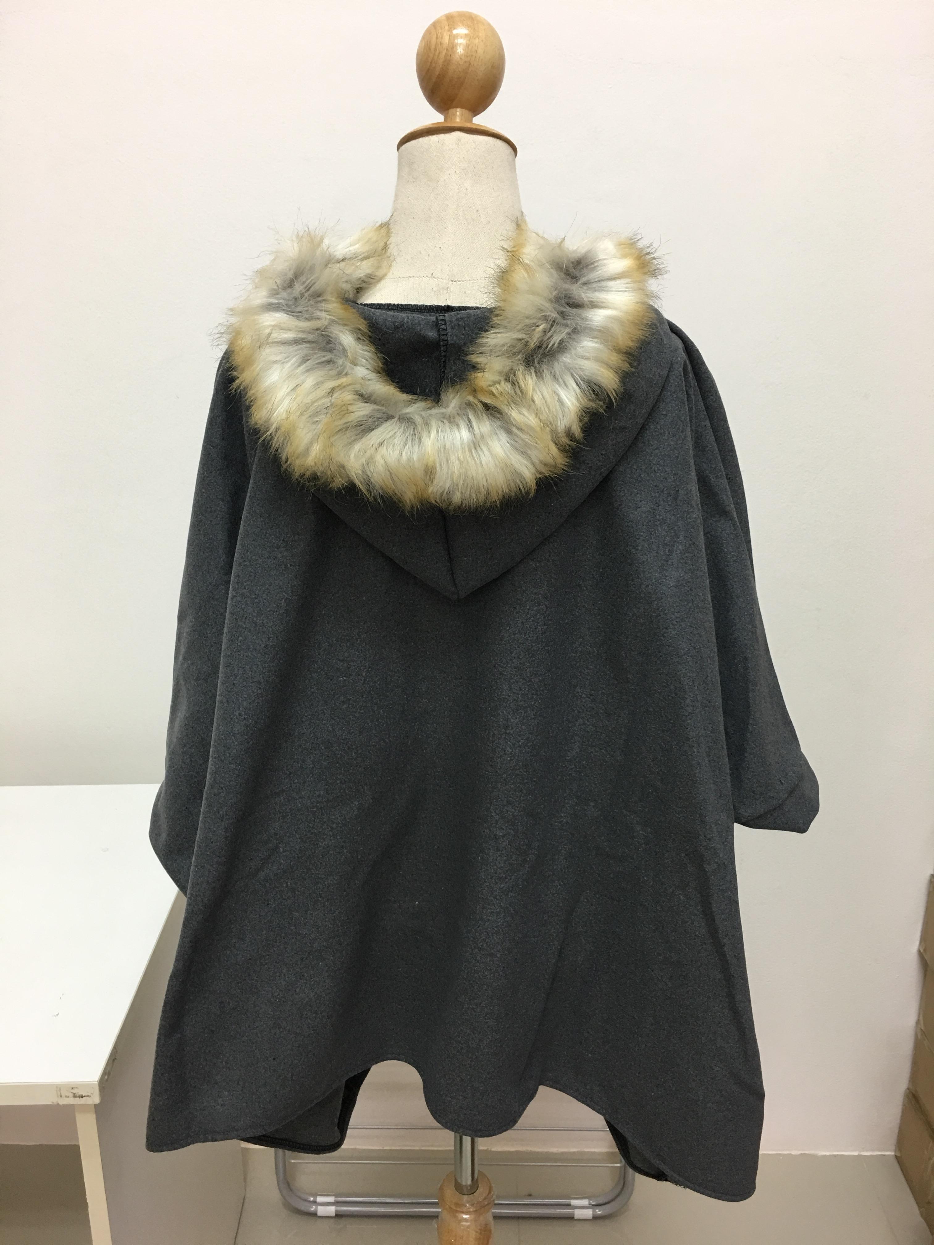 โค้ทกันหนาว ทรงโคล่ง แต่งขนเฟลอร์รอบฮูด ผ้าวูลเนื้อดี มีน้ำหนักทิ้งตัว