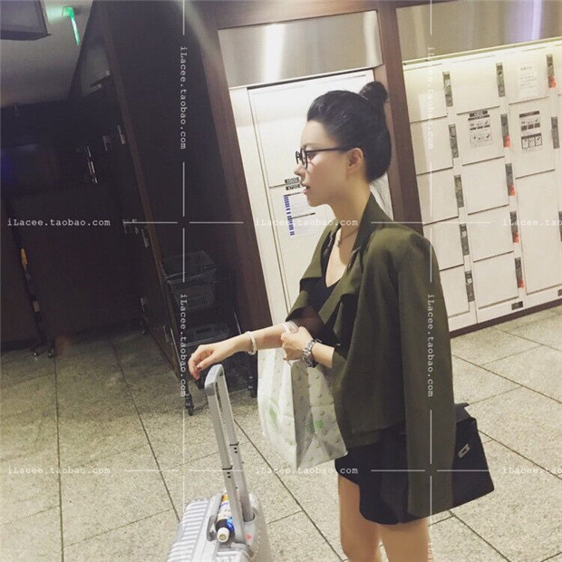 เสื้อคลุมตัวสั้น แต่งปก 2 ชั้น ทรงสวย สีเขียวทหาร ผ้าเนื้อดี ทิ้งตัว ไม่หนามาก ใส่คลุมกำลังดี เท่ๆ สีเขียวทหาร