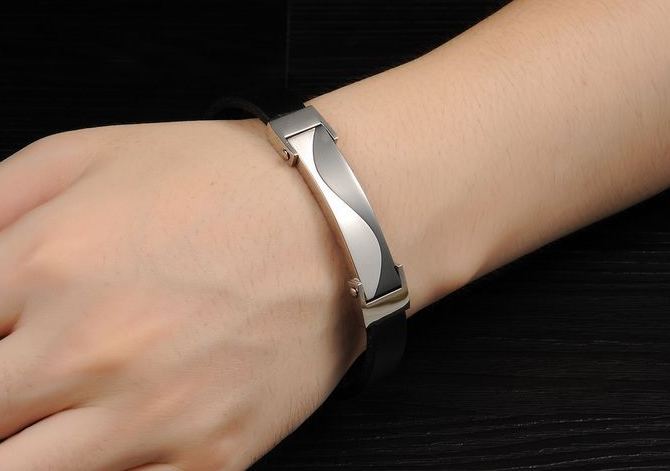 สร้อยข้อมือผู้ชาย กำไลข้อมือผู้ชาย หนังแท้ สีดำ ดีไซน์ เรียบหรู คลาสสิค ออกแบบเป็น เส้น Curve Stainless ผสมผสาน กับหนัง สีดำ no 811454