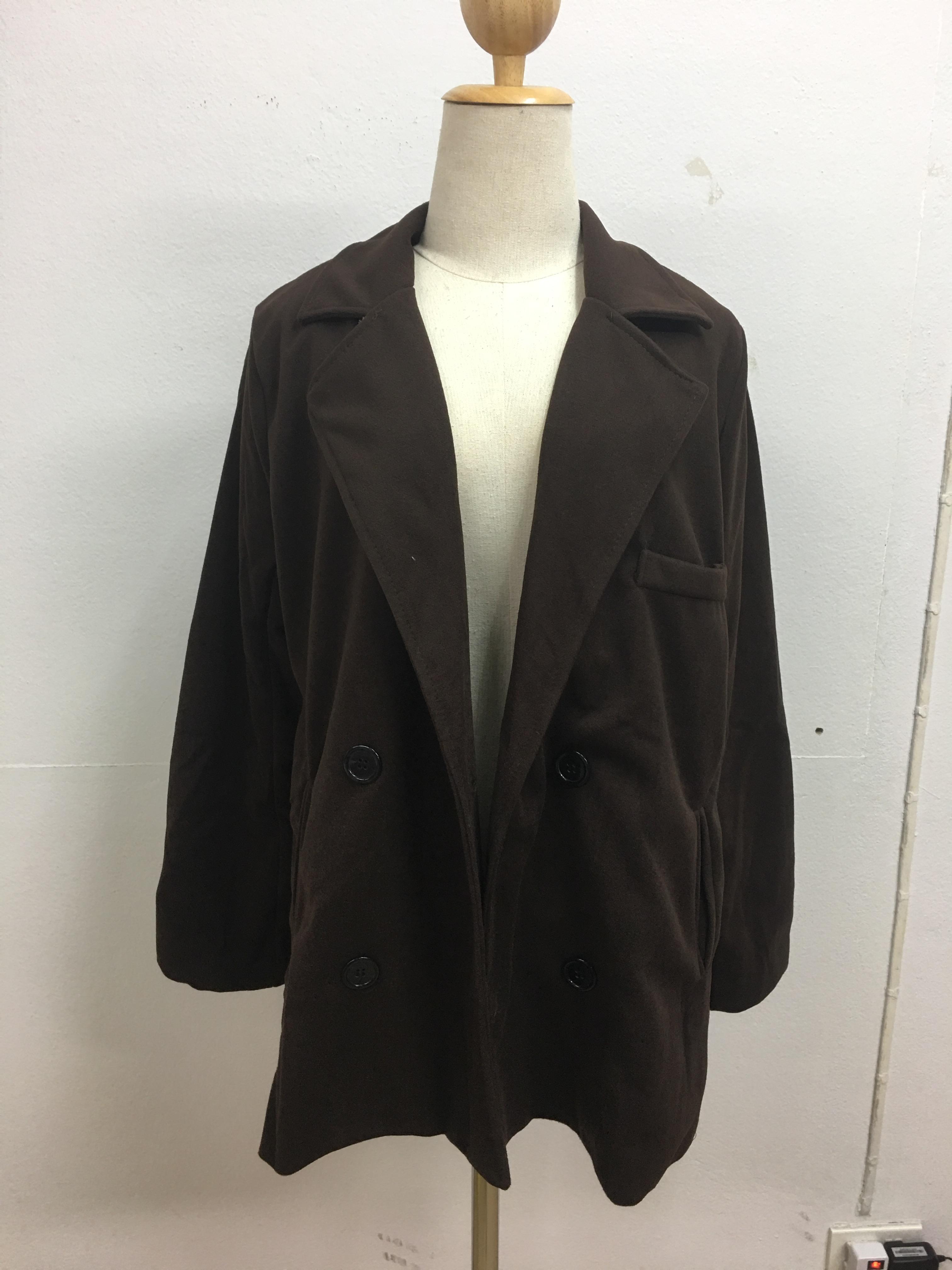 เสื้อโค้ทกันหนาว ทรงเรียบหรู มีสไตล์ ผ้าสักกะหลาดผสมสำลี บุซับในกันลม พร้อมส่งจ้า สีน้ำตาลเข้ม