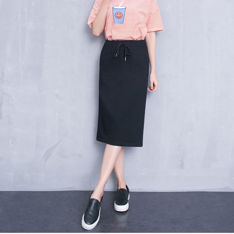 Skirt353 กระโปรงยาวเอวยืดสีพื้นดำ ผ่าชายด้านหลังเล็กน้อยเพื่อความคล่องตัว มีกระเป๋าข้างและหลัง ผ้าคอตตอนซอฟท์เกรดพรีเมี่ยมเนื้อดีหนานุ่มยืดหยุ่นได้สูงใส่สบายสุด