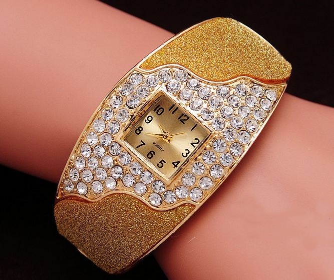 นาฬิกาข้อมือ นาฬิกาผู้หญิง แบบ กำไลข้อมือ ทอง 18 K ทอง ดีไซน์ พ่นทราย ตกแต่งเพชร ล้อมกรอบนาฬิกา นาฬิกาข้อมือใส่ออกงาน สุดหรู 372321