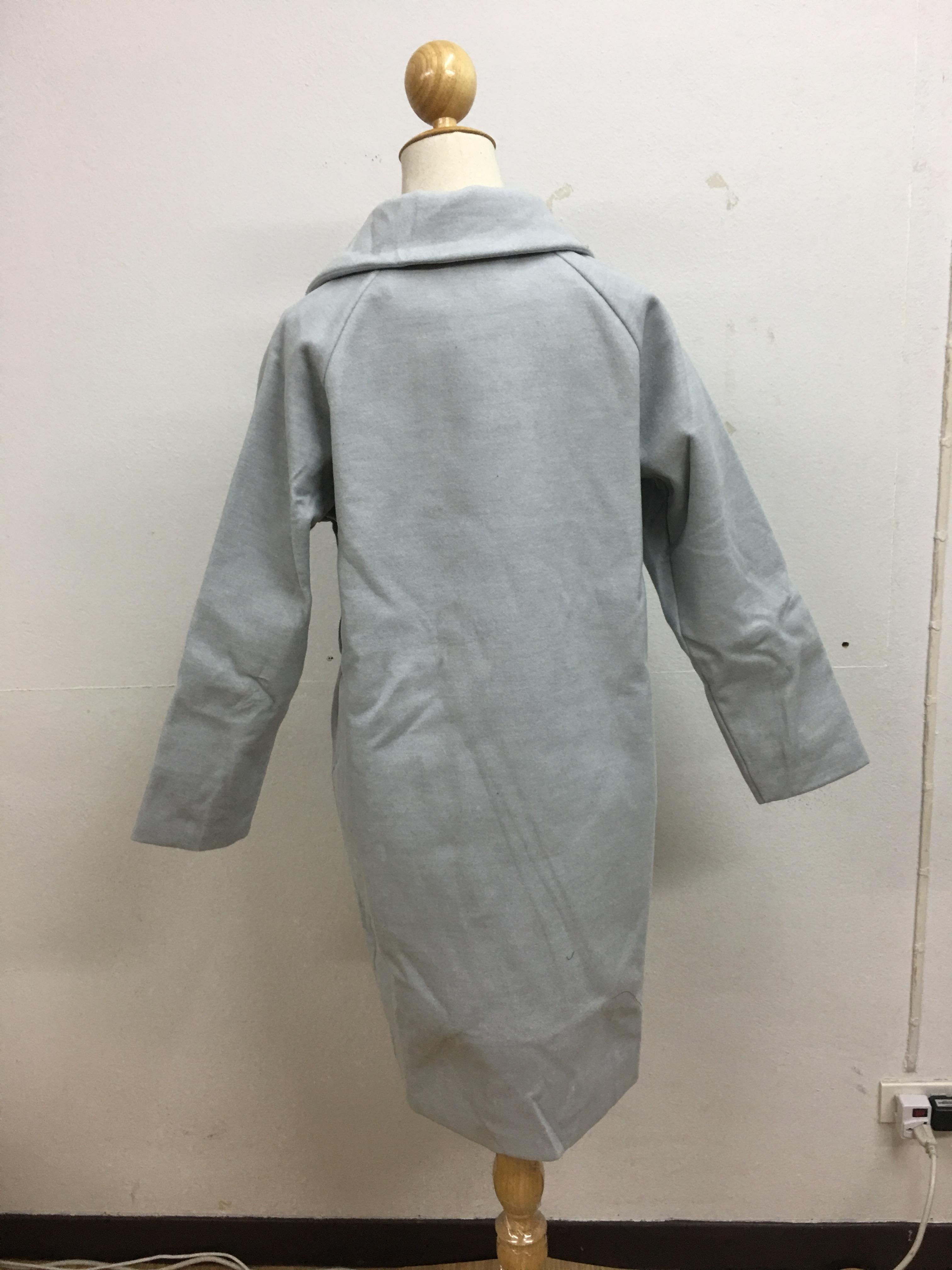 OverCoat เสื้อโค้ทกันหนาว ทรงยาวสีเทา งานดี ผ้าวูลผสมเนื้อหนา เป็นทรง บุซับในกันลม พร้อมส่ง same pic