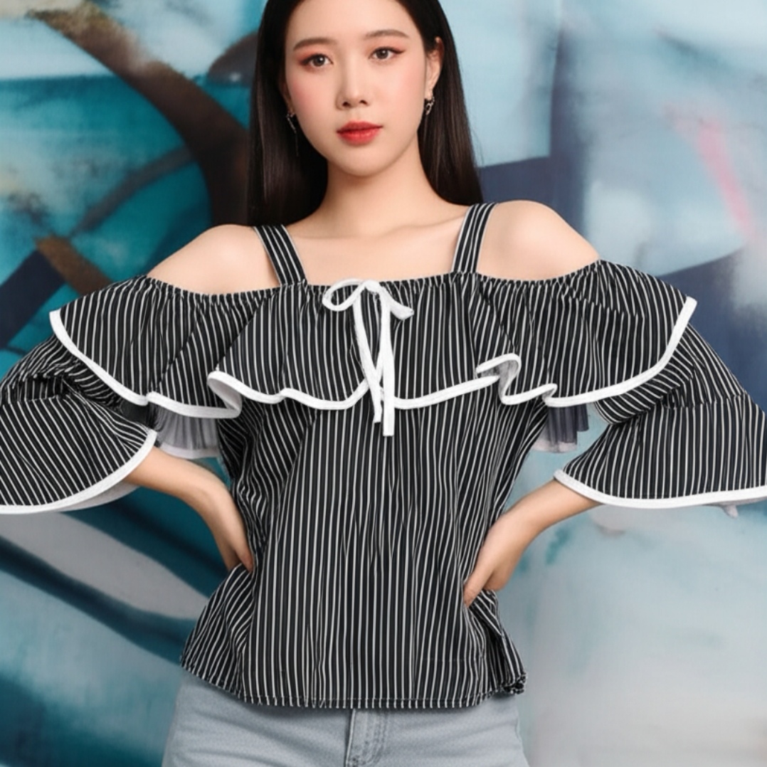 🎀 Blouse3681 หวานเบาๆ แต่สวยจัดเต็ม! เสื้อเปิดไหล่ผ้าชีฟองลายริ้ว แต่งระบายรอบตัว พร้อมโบว์ผูกอกสุดน่ารัก