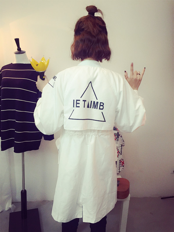 เสื้อคลุมสไตล์เกาหลี ทรงยาว ผ้าร่มเนื้อบางบุซับในช่วงอก แต่สกรีนลายจามจุดต่างๆ ดีเทลช่วงหลังเก๋ๆ พร้อมส่ง