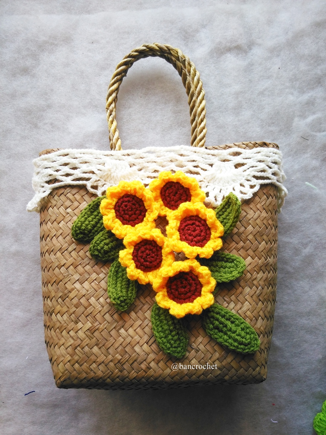 กระเป๋ากระจูดสาน ประดับดอกไม้ ขนาด 7*7*3.5*9.5 นิ้ว basket weave bags ธรรมชาติ 7*7*3.5*9.5 นิ้ว