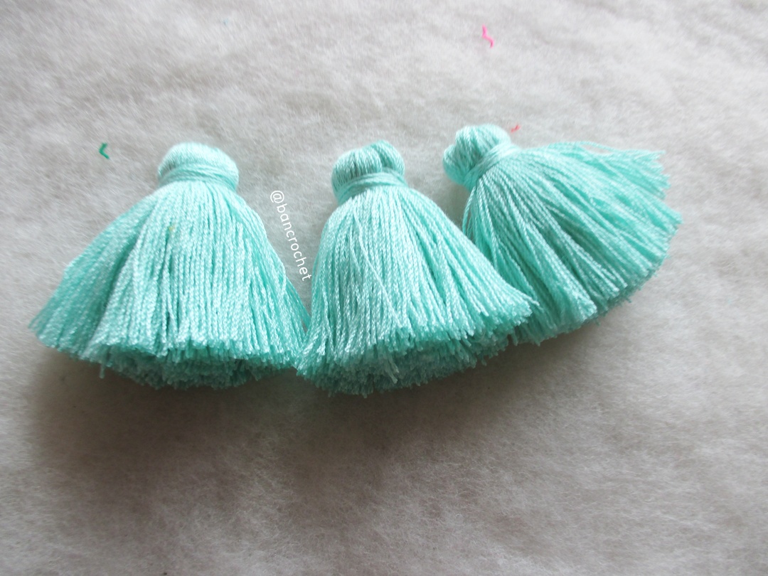 พู่แบบหนาฟู ขนาด 2 นิ้ว 4 ply tassel crochet acrylic yarn 4 ply เขียว 2 นิ้ว