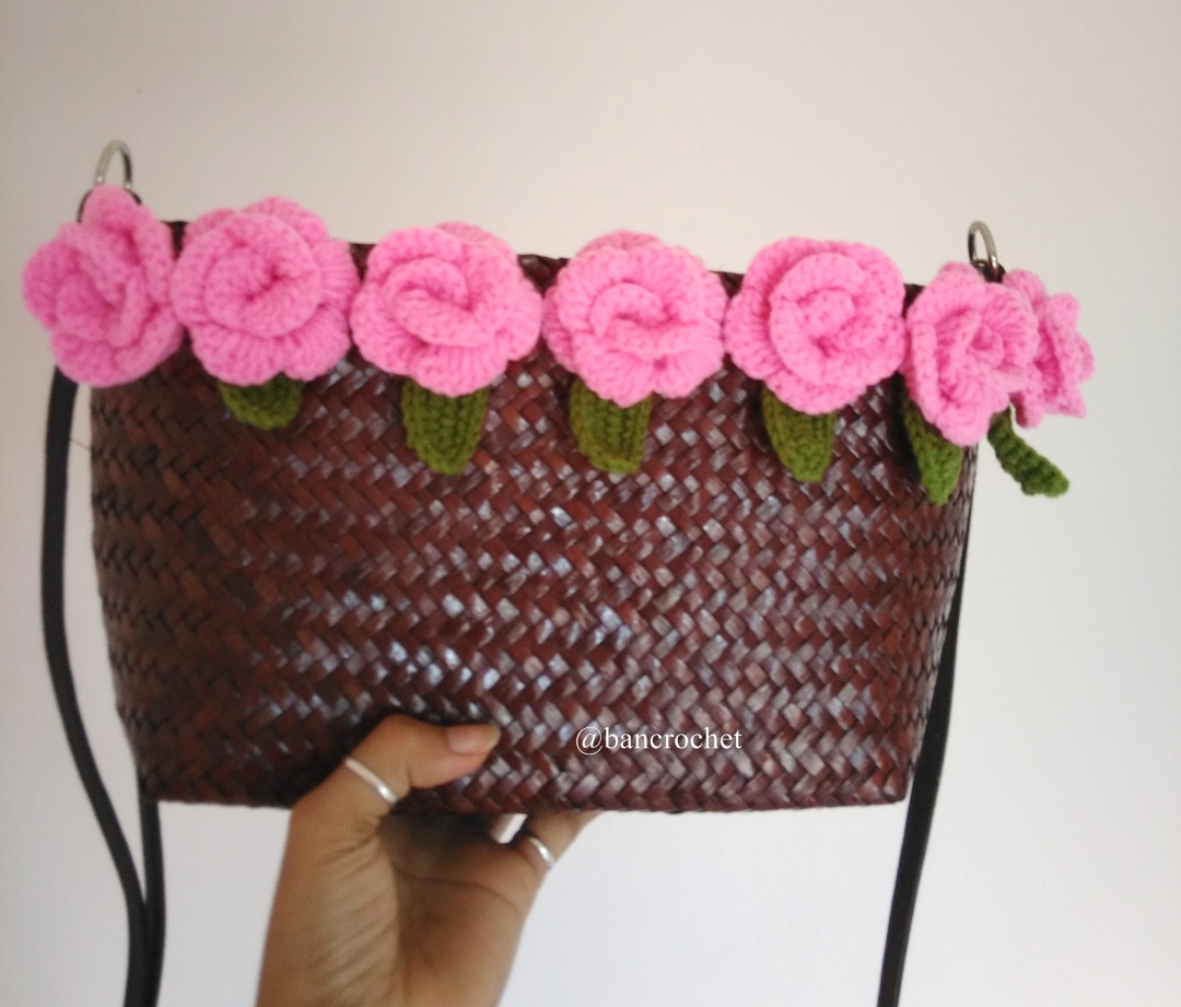 กระเป๋ากระจูดสาน ประดับดอกไม้ ขนาด ขนาด 6*9 นิ้ว basket weave bags ธรรมชาติ