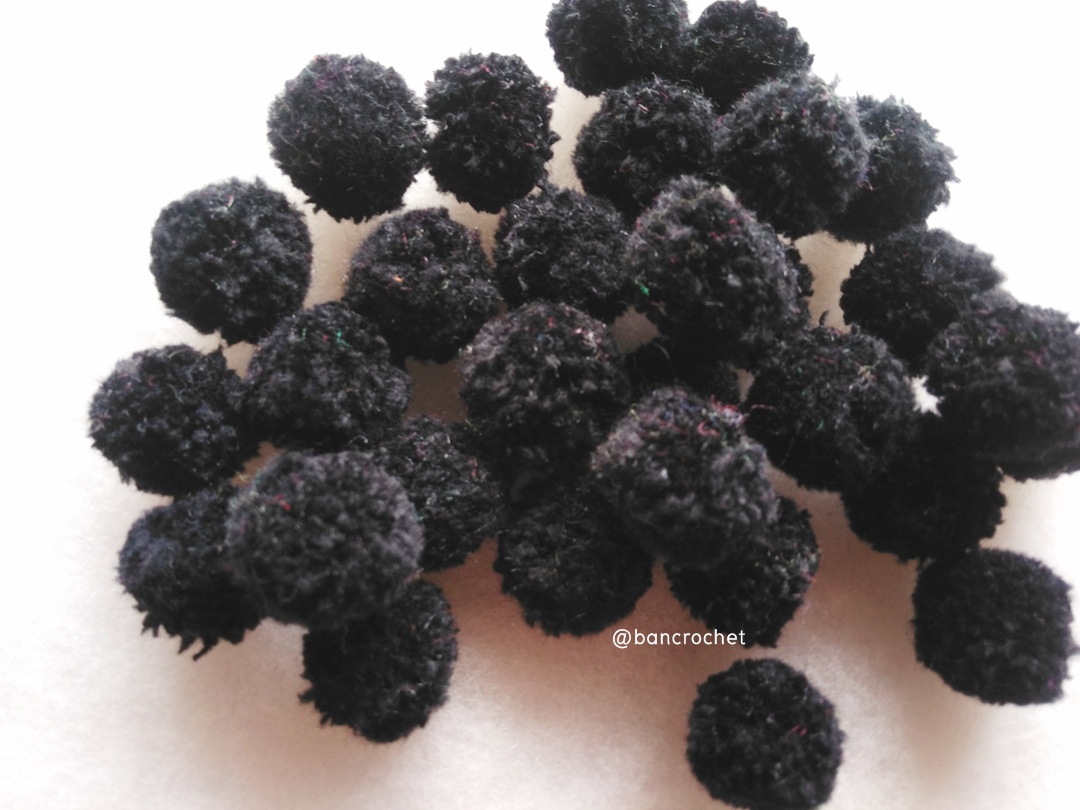 ปอมปอมไหมพรม ขนาด 2.5-3 ซม pom poms crochet ดำ 2.5-3 ซม.