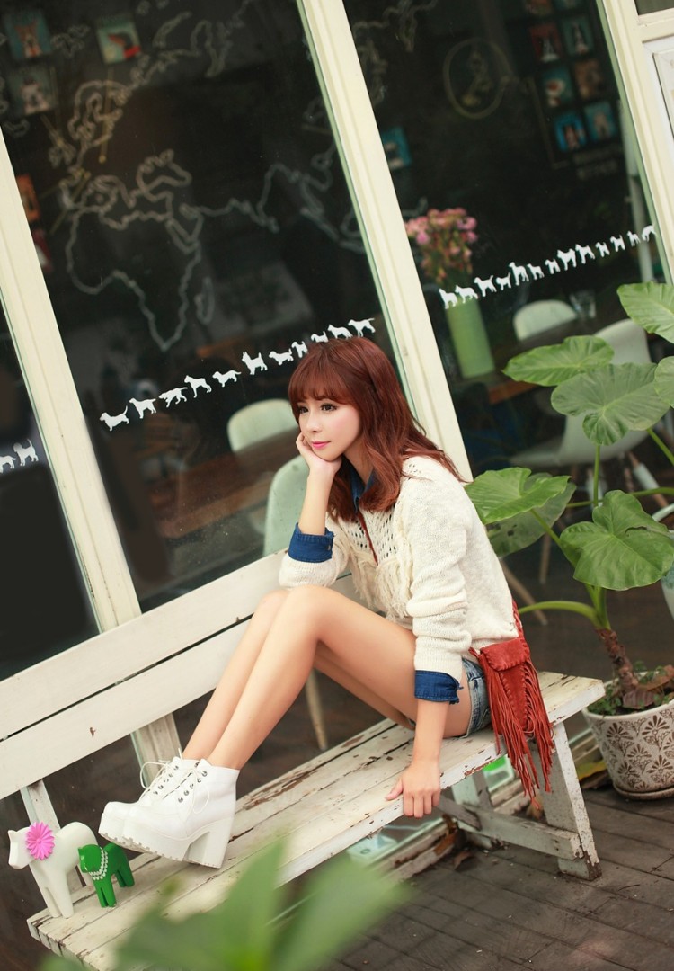 Boots รองเท้าบูท หนังแต่งเชือกสีขาวน่ารัก ด้านในเป็นกำมะหยี่ งานดีเหมือนแบบค่ะ แถมที่รองเท้าขนแกะนุ่มๆด้วยน้าาา