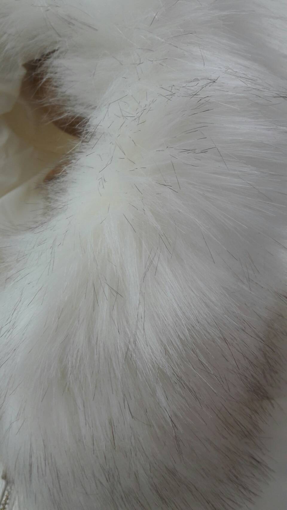 เสื้อกันหนาวฮู้ดดี้ ทรงสวย แต่งเฟอร์หนาฟู สีขาวครีม งานเกรดดีเหมือนแบบ อุ่นมาก หิมะก็เอาอยู่ (ถอดขนถอดฮู้ดได้)