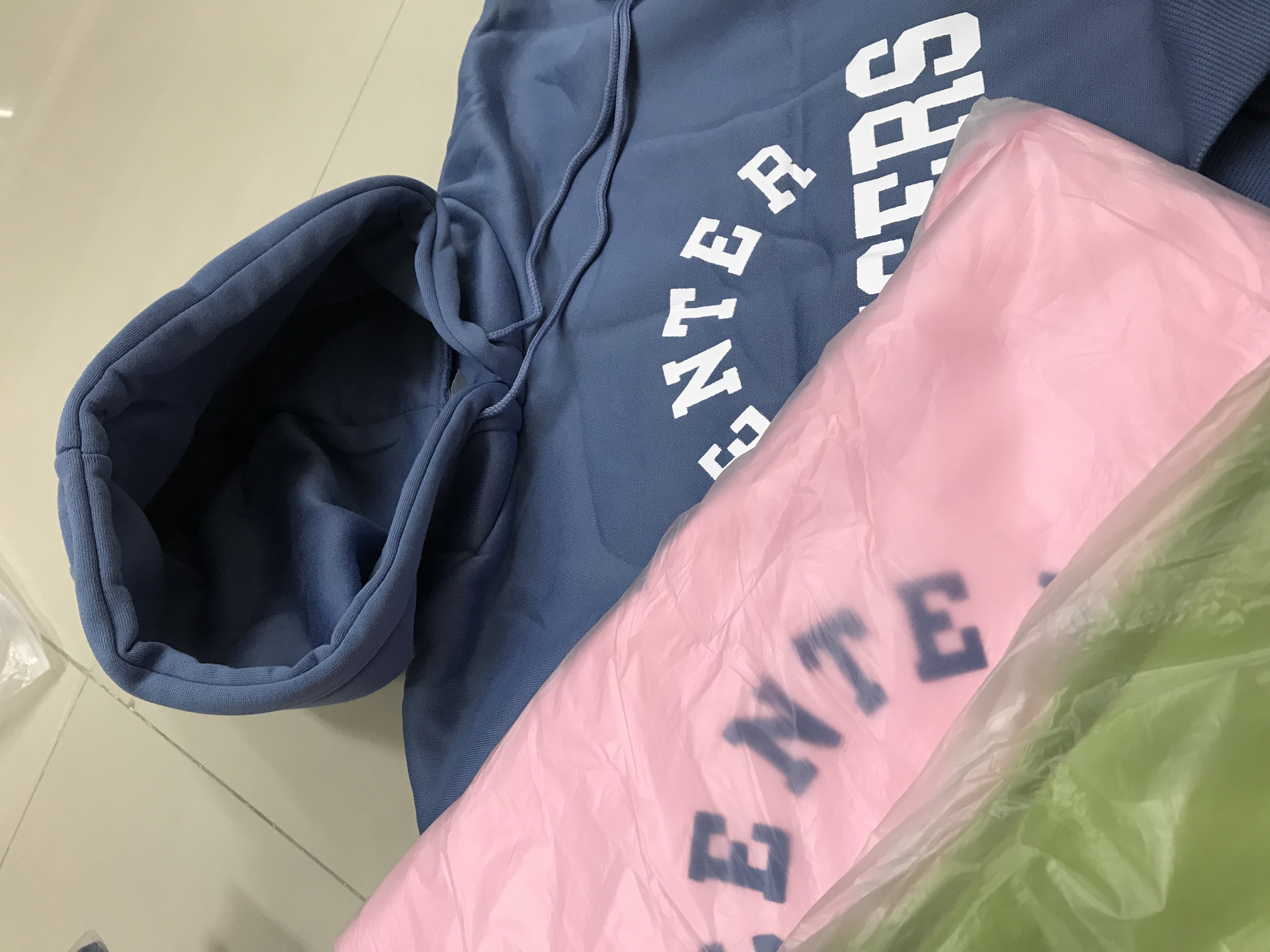 เสื้อกันหนาวฮู้ดดี้ แฟชั่นเกาหลี สกรีนลายน่ารัก ผ้าเนื้อนุ่ม ด้านในเป็นผ้าสำลี กันหนาวได้จ้า พร้อมส่ง งานจริงในภาพสุดท้าย