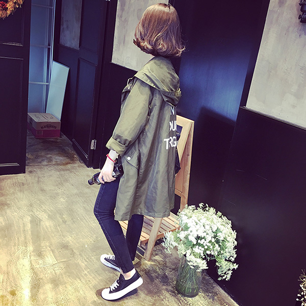 เสื้อคลุมสไตล์เกาหลี สีเขียวทหาร ทรงสวย ผ้าร่มเนื้อเรียบ ไม่หนา ใส่คลุมกำลังดี เท่ๆ พร้อมส่งเลยจ้า สีเขียวทหาร