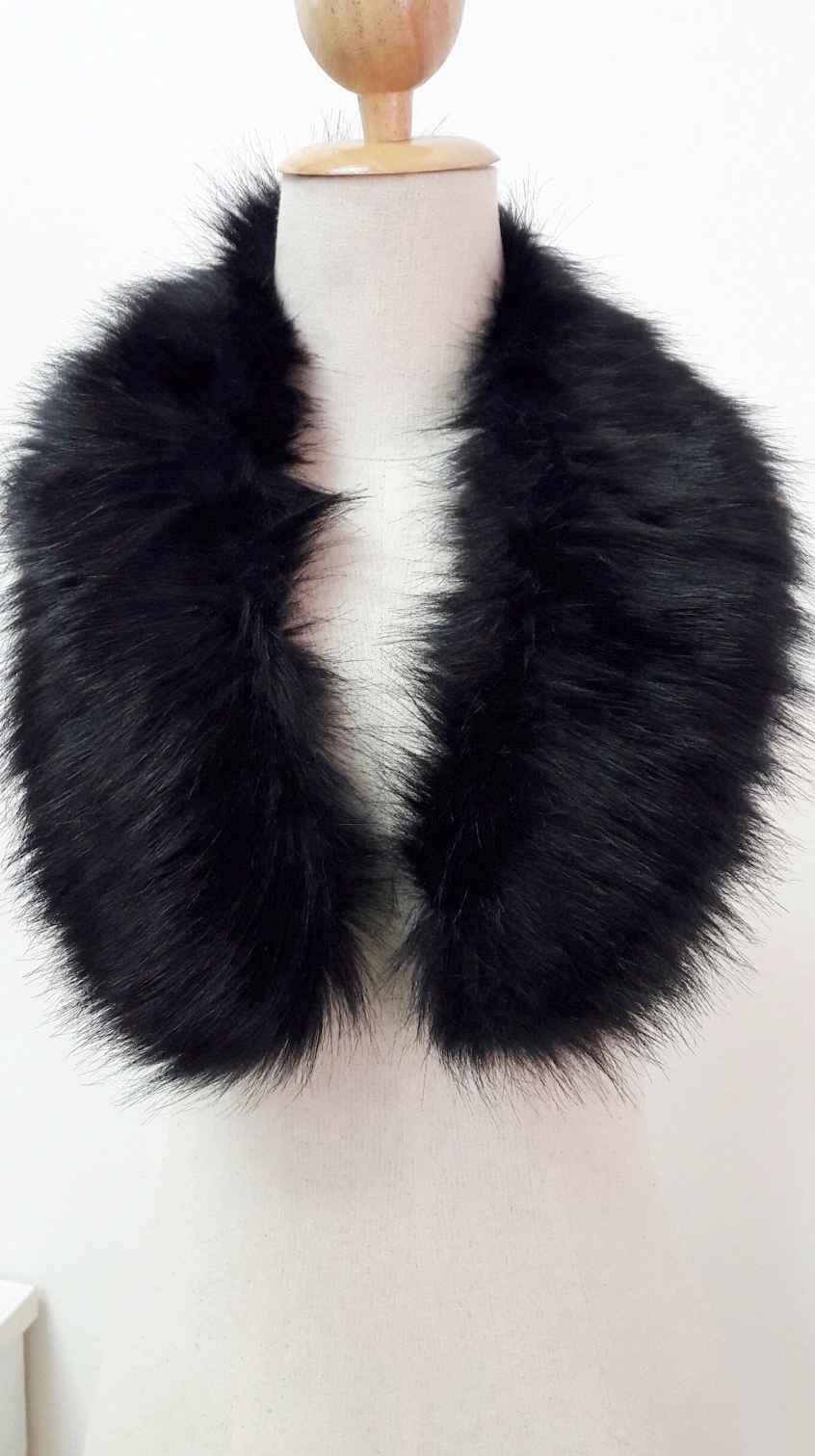 ขนเฟอร์ fur สีดำขนนุ่มลื่น ใช้ติดเสื้อหนาว หรือใช้พันคอเพิ่มความเก๋ มิกได้กับทุกชุด มาพร้อมกระดุมใส