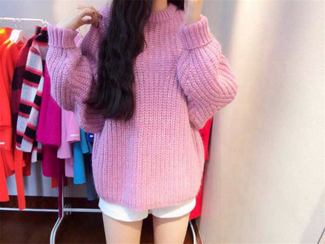 Sweater เสื้อไหมพรมถัก มีประกายวิ้งๆ ในตัว สีชมพู ใส่ตัวเดี๋ยวได้เลยเก๋ๆ ยืดได้เยอะ น่ารักมากจ้าา ชมพู