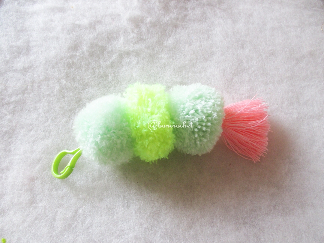 พวงกุญแจปอมปอม pompoms crochet keychain