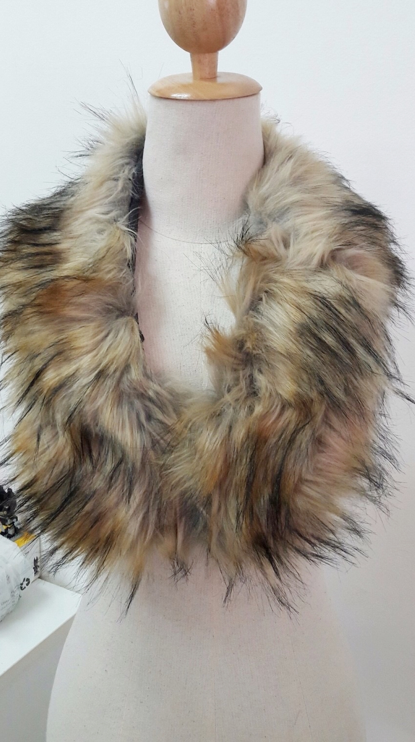 ขนเฟอร์ fur สีน้ำตาลอ่อนแซมดำ ขนฟู ใช้ติดเสื้อหนาว หรือใช้พันคอเพิ่มความเก๋ มิกได้กับทุกชุด มาพร้อมกระดุมใส