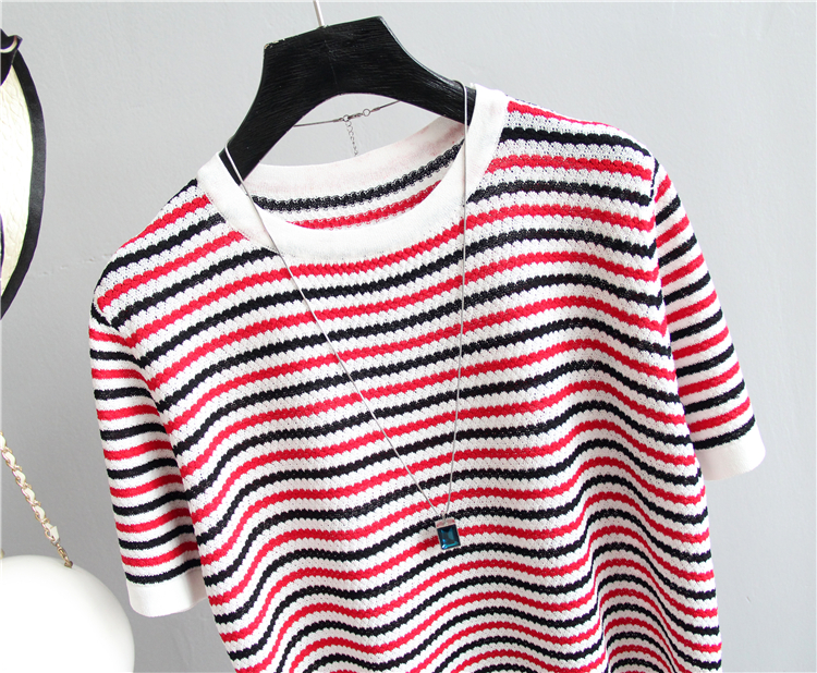 Blouse3910 เสื้อแฟชั่นนำเข้า เสื้อไหมพรมลายริ้วโทนสีขาวแดง งานผ้าไหมพรมเนื้อดีนุ่มเนียนยืดขยายได้เยอะมาก ผ้ามีน้ำหนักทิ้งตัว ทรงปล่อยใส่สบาย งานสวยใส่ง่ายน่ารักมาก แมทช์กับอะไรก็เข้า