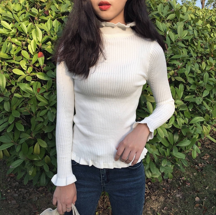 สีขาว : เสื้อไหมพรมคอเต่า ผ้านุ่ม แต่งช่วงปลายคอ แขน ชายเสื้อ ผ้าร่องมี texture ในตัว งานดี ยืดได้เยอะ