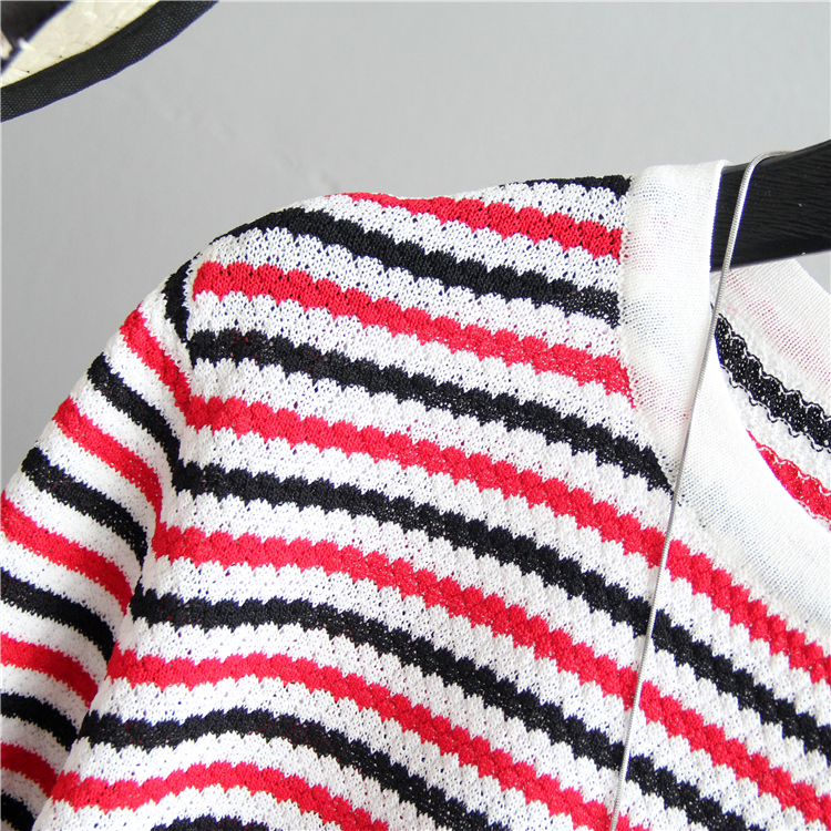 Blouse3910 เสื้อแฟชั่นนำเข้า เสื้อไหมพรมลายริ้วโทนสีขาวแดง งานผ้าไหมพรมเนื้อดีนุ่มเนียนยืดขยายได้เยอะมาก ผ้ามีน้ำหนักทิ้งตัว ทรงปล่อยใส่สบาย งานสวยใส่ง่ายน่ารักมาก แมทช์กับอะไรก็เข้า