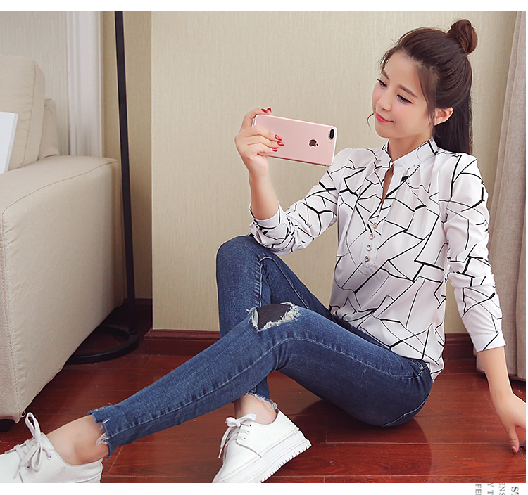 Blouse3842 เสื้อแขนยาวคอจีนลายกราฟฟิค แต่งกระดุม ผ้าชีฟองเนื้อหนาสวยไม่ยับง่าย งานดีทรงดีลายสวย แมทช์กับอะไรก็เข้า
