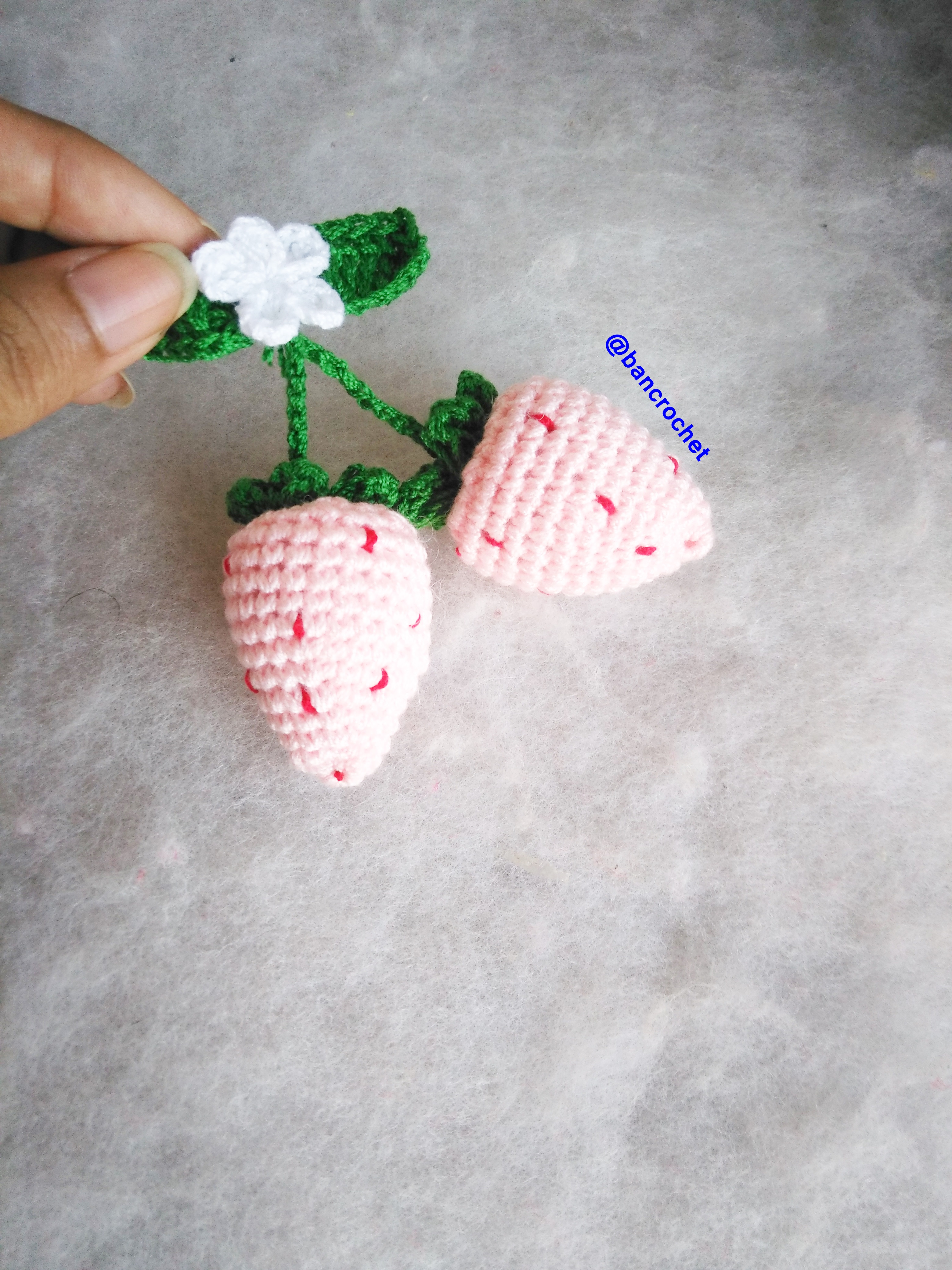 Bancrochet สตรอเบอรี่ถักโครเชต์ crochet strawberries ชมพู 2.5 นิ้ว