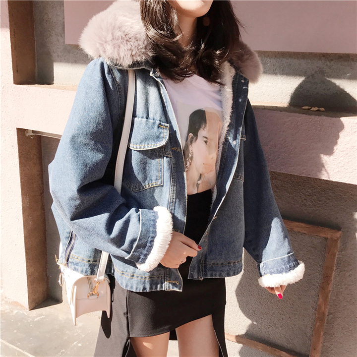 เสื้อกันหนาว ช่วงตัวเป็นผ้ายีนส์ ด้านในบุขนอุ่นมาก พร้อมขนเฟลอฟูนุ่มมาก งานดี การรันตีจ้า same pic
