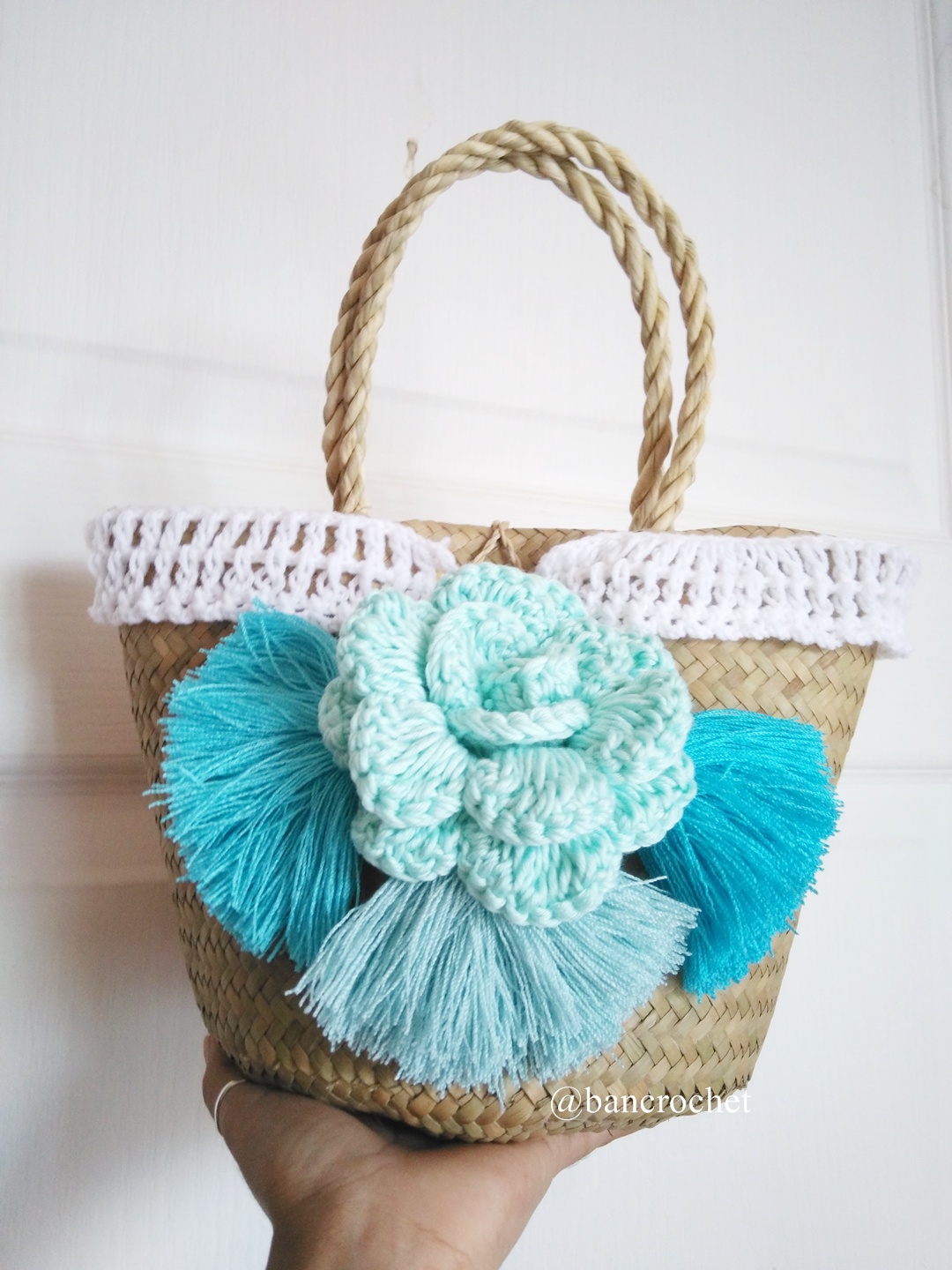 กระเป๋าสานกระจูดประดับดอกไม้ grajood basket weave bags ธรรมชาติ 7*10*7*12 นิ้ว