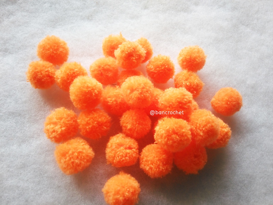 ปอมปอมไหมพรม ขนาด 2.5-3 ซม pom poms crochet ส้ม 2.5-3 ซม.