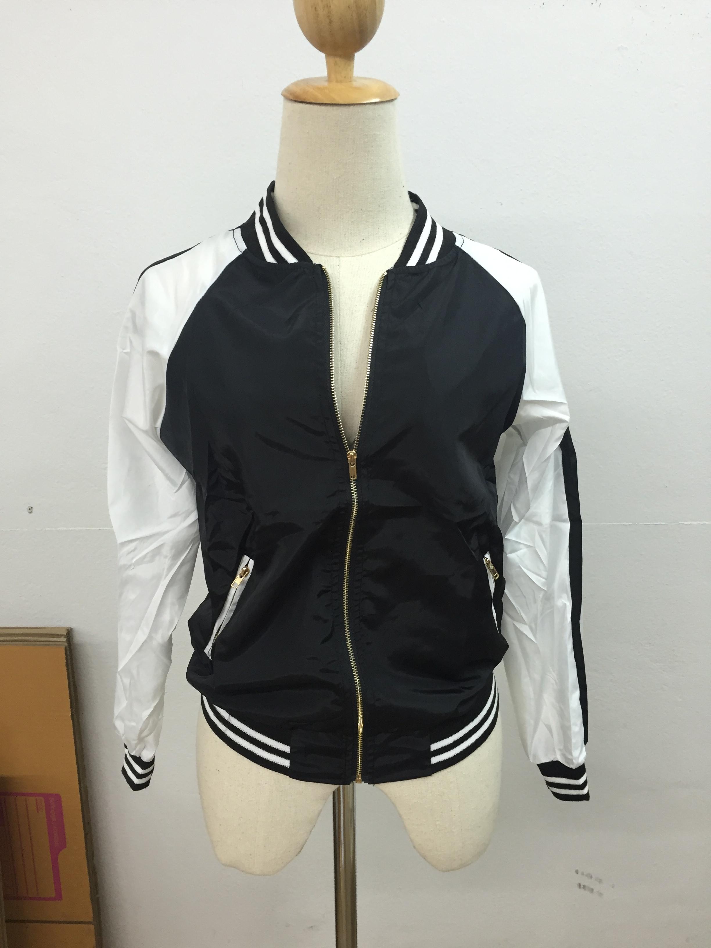 เสื้อคลุมเบสบอล ทรงสวยสีดำ แต่งสีขาว เก๋ๆ ผ้าร่ม ใส่คลุมกันลมชิลๆ same pic