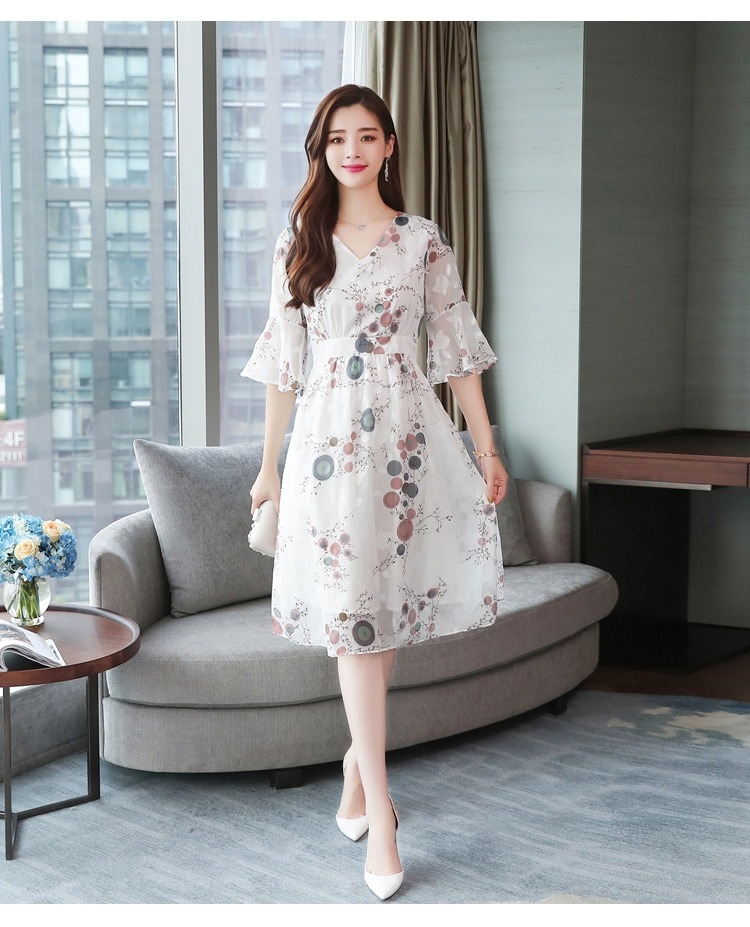Dress4396 เดรสยาวลายดอกไม้พื้นสีขาว แขนสามส่วนระบาย ซิปข้างใส่ง่าย มีซับในอย่างดีทั้งชุด ทรงคอวีใส่แล้วดูเพรียว