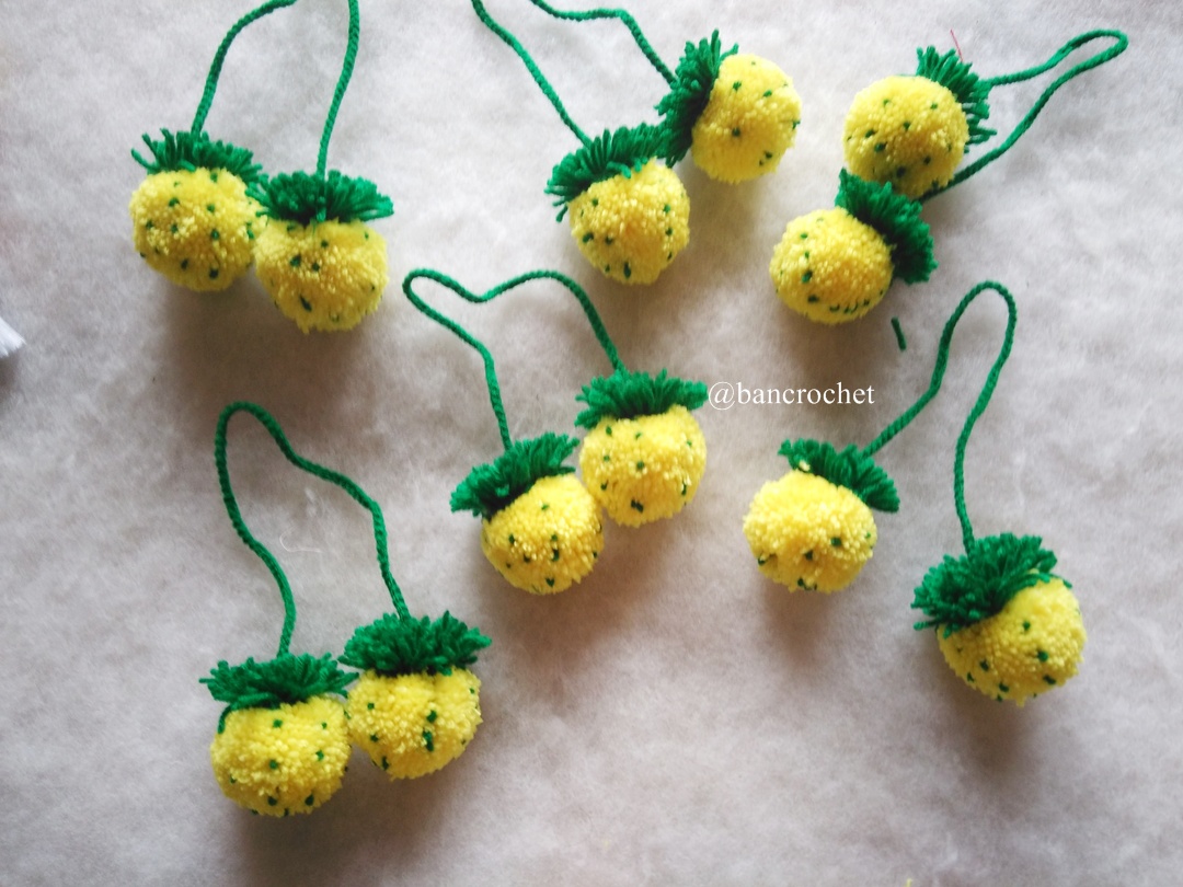 ที่ห้อยกระเป๋าสับปะรดปอมปอม pom poms fruits เหลือง 6นิ้ว