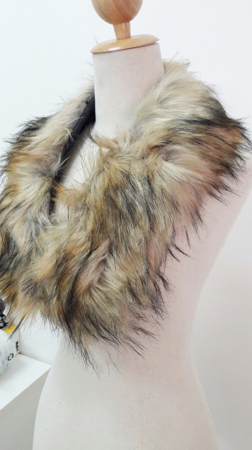 ขนเฟอร์ fur สีน้ำตาลอ่อนแซมดำ ขนฟู ใช้ติดเสื้อหนาว หรือใช้พันคอเพิ่มความเก๋ มิกได้กับทุกชุด มาพร้อมกระดุมใส