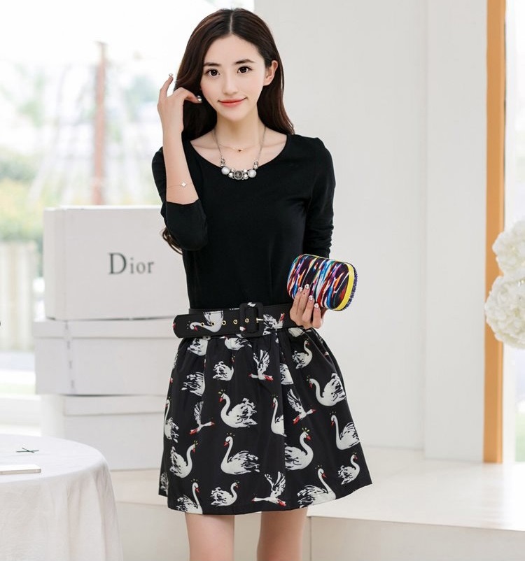 Dress4660 เดรสแขนยาวสีดำตัดต่อกระโปรงลายหงส์ ผ้าคอตตอนสแปนเด็กซ์ต่อผ้าซาตินซิลค์เนื้อดี (ไม่มีเข็มขัดนะคะ)