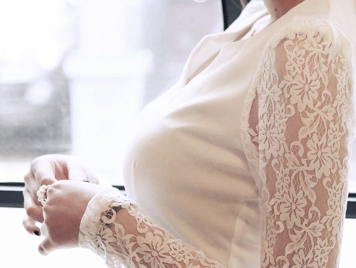 เสื้อทำงาน ออฟฟิค เสื้อผู้หญิง ทำงาน สีขาว และ สีดำ แขนยาว คอวีปาด แขนยาวผ้าลูกไม้ ดีไซน์ สาวนักบริหาร สวยหรู no 801399